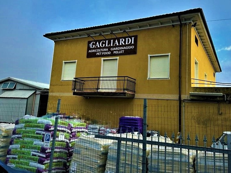 articoli ed alimenti per cani e gatti  rimini rn